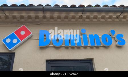 Bordeaux , Frankreich - 10 06 2023 : Dominos Pizza Logo Text und Schild Marke an der Wand Eingang Restaurant Domino's American multinational Pizzas Fastfood Stockfoto