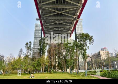 Der Sightseeing-Aufzug und der Park unter der Chaotianmen Yangtze River Bridge sind fertiggestellt und für die Öffentlichkeit zugänglich in Chongqing, China, 8. Dezember 202 Stockfoto