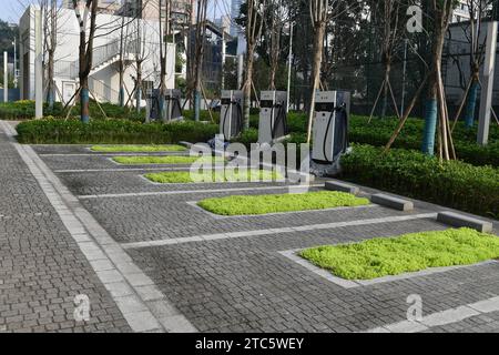 Der Sightseeing-Aufzug und der Park unter der Chaotianmen Yangtze River Bridge sind fertiggestellt und für die Öffentlichkeit zugänglich in Chongqing, China, 8. Dezember 202 Stockfoto