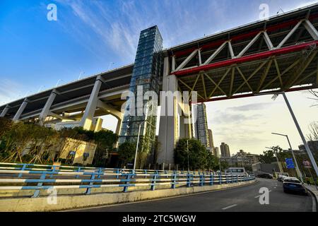 Der Sightseeing-Aufzug und der Park unter der Chaotianmen Yangtze River Bridge sind fertiggestellt und für die Öffentlichkeit zugänglich in Chongqing, China, 8. Dezember 202 Stockfoto