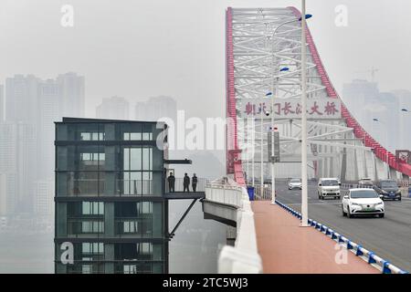 Der Sightseeing-Aufzug und der Park unter der Chaotianmen Yangtze River Bridge sind fertiggestellt und für die Öffentlichkeit zugänglich in Chongqing, China, 8. Dezember 202 Stockfoto