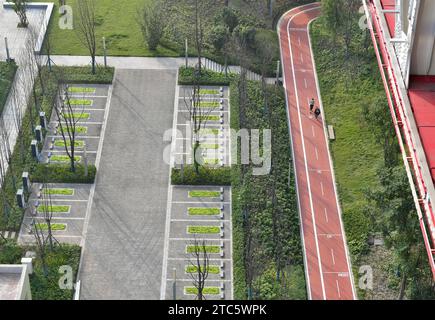 Der Sightseeing-Aufzug und der Park unter der Chaotianmen Yangtze River Bridge sind fertiggestellt und für die Öffentlichkeit zugänglich in Chongqing, China, 8. Dezember 202 Stockfoto