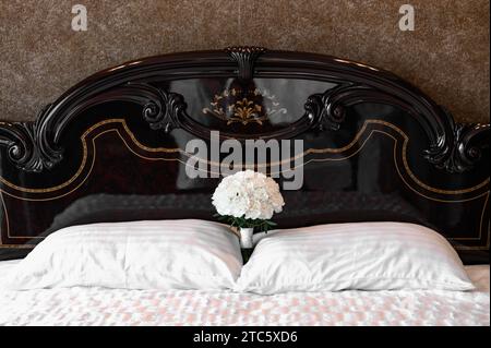 Nahaufnahme des Hochzeitsstraußes der Braut auf dem Bett. Stockfoto
