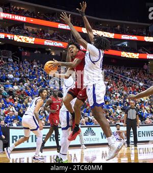 Rutgers Scarlet Knights Guard Jamichael Davis (1) fährt am Samstag, den 9. Dezember 2023, zum Korb gegen Seton Hall Pirates Guard Jaquan Sanders (13) während des Garden State Hardwood Classic Basketballspiels im Prudential Center in Newark, New Jersey. Duncan Williams/CSM Stockfoto