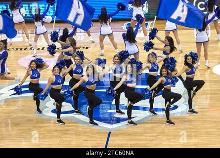 Seton Hall Pirates Cheerleader während des Basketballspiels Garden State Hardwood Classic gegen die Rutgers Scarlet Knights im Prudential Center in Newark, New Jersey am Samstag, den 9. Dezember 2023. Duncan Williams/CSM Stockfoto