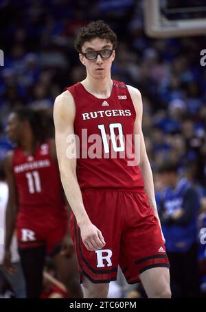 Rutgers Scarlet Knights schützen Gavin Griffiths (10) während des Basketballspiels Garden State Hardwood Classic gegen die Seton Hall Pirates im Prudential Center in Newark, New Jersey am Samstag, den 9. Dezember 2023. Duncan Williams/CSM Stockfoto