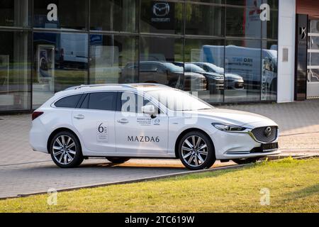 OSTRAVA, TSCHECHISCHE REPUBLIK - 23. AUGUST 2023: Weißer Mazda 6-Wagen-Kombi im Händlerbetrieb vorgestellt Stockfoto