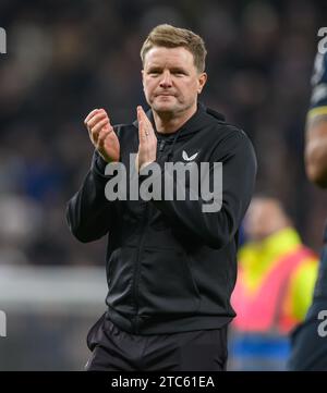 London, Großbritannien. 10. Dezember 2023 - Tottenham Hotspur gegen Newcastle United - Premier League - Tottenham Hotspur Stadium. Newcastle Manager Eddie Howe applaudiert den Reisenden Fans nach der Niederlage bei Spurs. Bildnachweis: Mark Pain / Alamy Live News Stockfoto