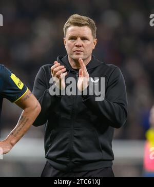 London, Großbritannien. 10. Dezember 2023 - Tottenham Hotspur gegen Newcastle United - Premier League - Tottenham Hotspur Stadium. Newcastle Manager Eddie Howe applaudiert den Reisenden Fans nach der Niederlage bei Spurs. Bildnachweis: Mark Pain / Alamy Live News Stockfoto