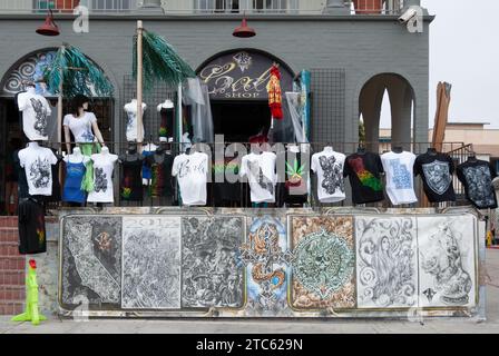 Eine Vielzahl von T-Shirts in verschiedenen Farben und Designs, die an einem Straßenstand in Venice Beach ausgestellt werden Stockfoto