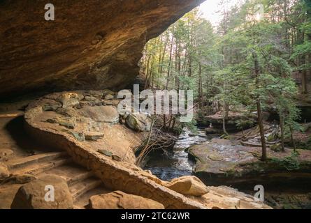 Ash Cave und Old man’s Cave, Hocking Hills State Park in der Hocking Hills Region im Hocking County, Ohio, USA Stockfoto