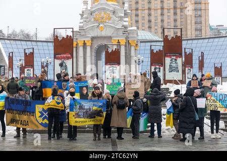 Familien und Verwandte der Kriegsgefangenen der Asovstal-Verteidiger werden mit Plakaten auf der Hauptstraße der ukrainischen Hauptstadt Chreshtschatjk gesehen Stockfoto