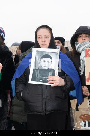 Eine Frau hält ein Porträt ihres engen ukrainischen Verteidigers Asow, der sich in russischer Gefangenschaft befindet Stockfoto