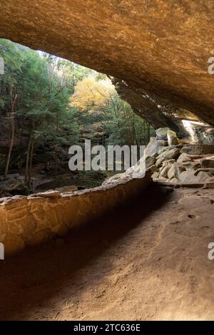 Ash Cave und Old man’s Cave, Hocking Hills State Park in der Hocking Hills Region im Hocking County, Ohio, USA Stockfoto