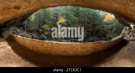 Ash Cave und Old man’s Cave, Hocking Hills State Park in der Hocking Hills Region im Hocking County, Ohio, USA Stockfoto