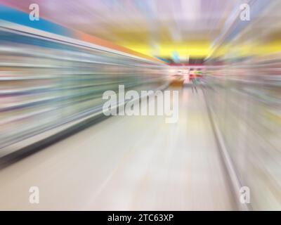Supermarkt Gang Milch Joghurt Tiefkühlkost Gefrierschrank und Regale verschwommener Hintergrund Stockfoto