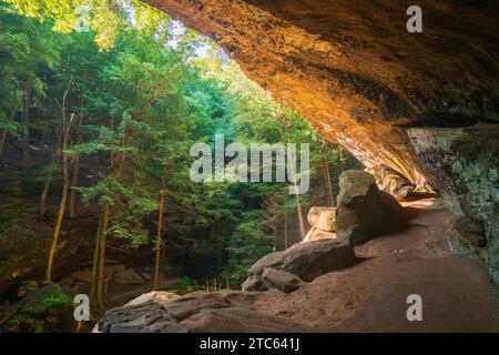 Ash Cave und Old man’s Cave, Hocking Hills State Park in der Hocking Hills Region im Hocking County, Ohio, USA Stockfoto