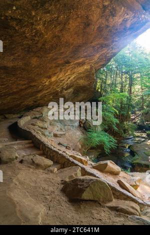 Ash Cave und Old man’s Cave, Hocking Hills State Park in der Hocking Hills Region im Hocking County, Ohio, USA Stockfoto