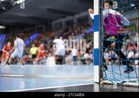 Detail des Handball-Torpfosten mit Netz und Spielern im Hintergrund. Stockfoto