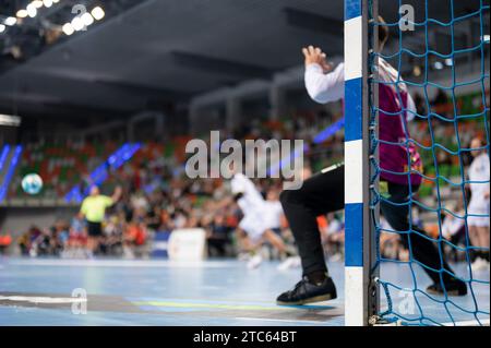 Detail des Handball-Torpfosten mit Netz und Spielern im Hintergrund. Stockfoto