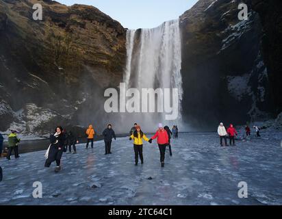 Der 62 Meter hohe Skogafoss Wasserfall im Süden Islands. Bilddatum: Sonntag, 10. Dezember 2023. Stockfoto