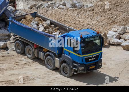 Luxemburg-Stadt, Luxemburg - Blauer Kipplaster MAN TGS 41,500 auf der Baustelle. Stockfoto