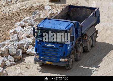 Luxemburg-Stadt, Luxemburg - Blauer Kipplaster Scania R420 auf Baustelle. Stockfoto