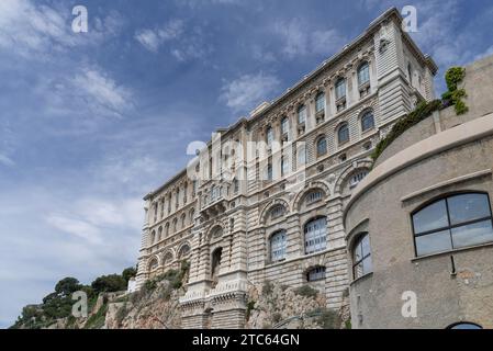 Monaco, Monaco - der Schwerpunkt liegt auf dem Gebäude des Ozeanographischen Museums von Monaco, das 1910 von Paul Delefortrie im barocken Revival-Architekturstil erbaut wurde. Stockfoto