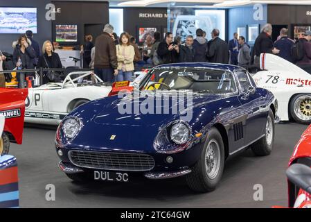 Paris, Frankreich - Rétromobile 2019. Konzentrieren Sie sich auf einen blauen Ferrari 1965 mit 275 GTB. Stockfoto