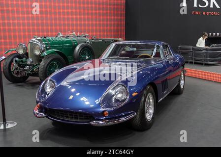 Paris, Frankreich - Rétromobile 2019. Konzentrieren Sie sich auf einen blauen Ferrari 1966 275 GTB 6C. Fahrgestellnr 08891. Stockfoto