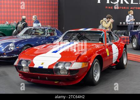 Paris, Frankreich - Rétromobile 2019. Konzentrieren Sie sich auf einen roten Ferrari 1972 365 GTB 4 Daytona Competizione. Fahrgestellnr 15685. Stockfoto