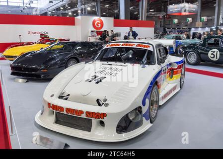 Paris, Frankreich - Rétromobile 2019. Im Fokus steht ein weißer Porsche 935 K3 von 1978. Fahrgestellnr 930 890 0021. Stockfoto