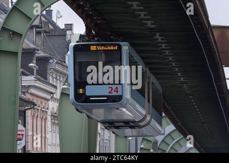 Wuppertal - 17. Juli 2020 : Blaue Wuppertaler Schwebebahn WSW GTW Generation 15. Stockfoto