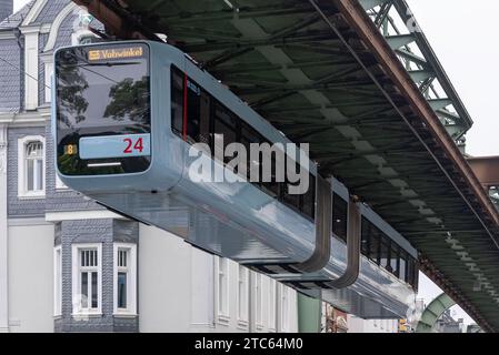 Wuppertal - 17. Juli 2020 : Blaue Wuppertaler Schwebebahn WSW GTW Generation 15. Stockfoto