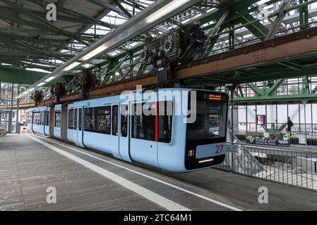 Wuppertal – Blaue Wuppertaler Schwebebahn WSW GTW Generation 15 im Bahnhof Vohwinkel. Stockfoto