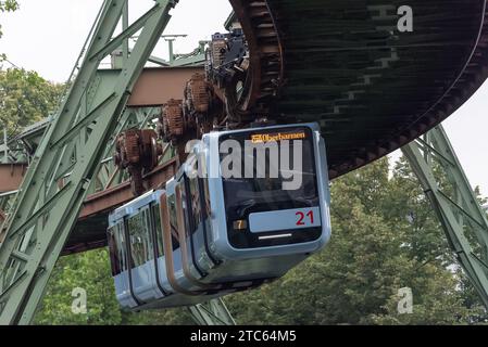 Wuppertal - 17. Juli 2020 : Blaue Wuppertaler Schwebebahn WSW GTW Generation 15. Stockfoto