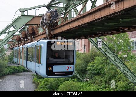 Wuppertal - 17. Juli 2020 : Blaue Wuppertaler Schwebebahn WSW GTW Generation 15. Stockfoto