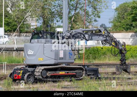 Nancy, Frankreich – Grau-Raupenbagger D2R ZX135C PRR im Bahnbetriebswerk Nancy. Stockfoto