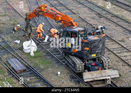 Nancy, Frankreich – Orange und grau Raupenbagger D2R ZX135C PRR im Bahnbetriebswerk Nancy. Stockfoto