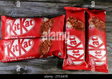 Kairo, Ägypten, 3. Dezember 2023: KitKat Stick Eis Gemüsefett Vanille, Waffelkaramell, Schokolade mit Milch und Waffelstückchen, Schokoladenkuchen Stockfoto