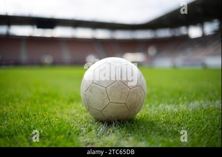 Weißer Fußball, der im Stadion auf dem Gras liegt Stockfoto