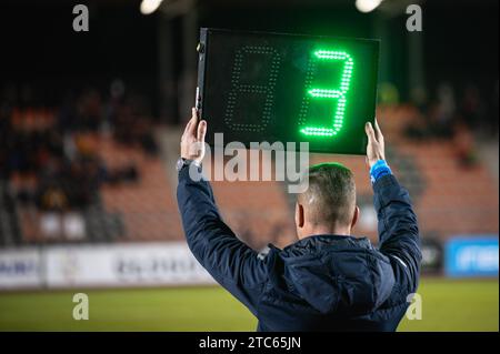Technischer Schiedsrichter zeigt zusätzliche Zeit während des Fußballspiels an. Stockfoto