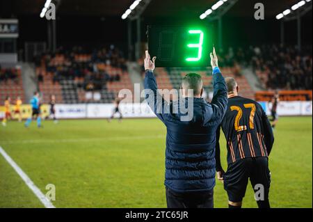 Technischer Schiedsrichter zeigt zusätzliche Zeit während des Fußballspiels an. Stockfoto