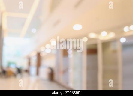 Krankenhaus-Luxus-Klinikraum-Innenverwischung defokussierter medizinischer Hintergrund mit Bokeh-Licht Stockfoto