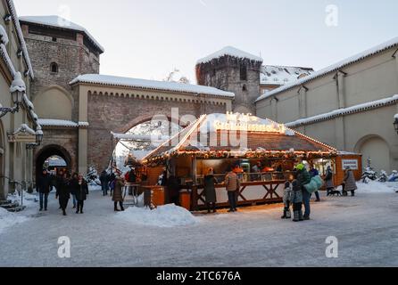 Einkaufsmöglichkeiten und Weihnachtsmarkt im Stadtzentrum neben dem Sendlinger Tor in München, Bayern, Deutschland, Europa Stockfoto