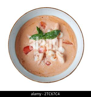 Pasta mit Garnelen in Schüssel isoliert auf weiß, Blick von oben Stockfoto
