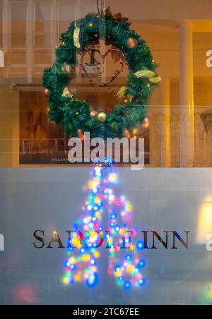 Ein Fenster des Saddle Inn bei Weihnachten 2023 Liverpool Stockfoto