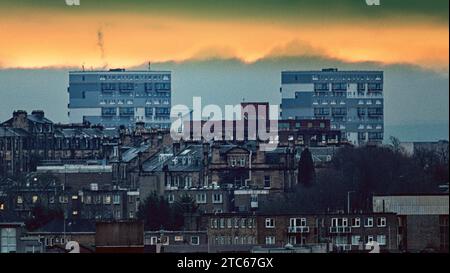 Glasgow, Schottland, Großbritannien. Dezember 2023. Wetter in Großbritannien: Bewölktes Dawn sah einen miserablen nassen windigen Tag über dem Westen der Stadt. Als die stadträte von maryhill leiden die wohlhabenden Häuser am Westende der Kelvin- und Tempelbezirke. Credit Gerard Ferry/Alamy Live News Stockfoto