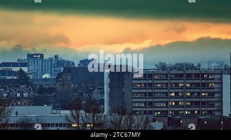 Glasgow, Schottland, Großbritannien. Dezember 2023. Wetter in Großbritannien: Bewölktes Dawn sah einen miserablen nassen windigen Tag über dem Westen der Stadt. Als gartnavales Krankenhaus im Westende mit dem Stadtzentrum im Hintergrund zu sehen. Credit Gerard Ferry/Alamy Live News Stockfoto