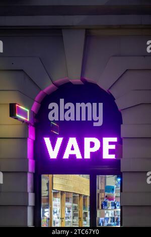 Schild für den Eingang des Vape-Ladens in Lila in Liverpool Stockfoto